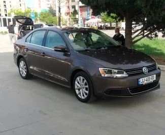 Vooraanzicht van een huurauto Volkswagen Jetta in Tbilisi, Georgië ✓ Auto #15170. ✓ Transmissie Automatisch TM ✓ 0 beoordelingen.