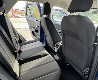 Volkswagen T-Roc 2021 beschikbaar voor verhuur in Barcelona, met een kilometerlimiet van 250 km/dag.