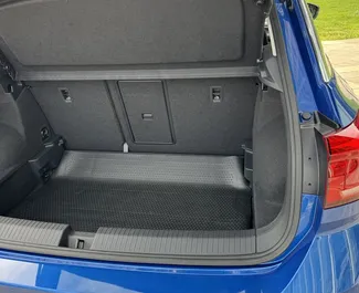 Volkswagen T-Roc 2021 met Vooraandrijving systeem, beschikbaar in Barcelona.