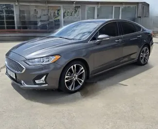 Vooraanzicht van een huurauto Ford Fusion Sedan in Tbilisi, Georgië ✓ Auto #15161. ✓ Transmissie Automatisch TM ✓ 1 beoordelingen.