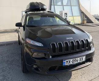 Vooraanzicht van een huurauto Jeep Cherokee in Tbilisi, Georgië ✓ Auto #14752. ✓ Transmissie Automatisch TM ✓ 0 beoordelingen.