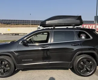 Autohuur Jeep Cherokee 2016 in in Georgië, met Benzine brandstof en 271 pk ➤ Vanaf 110 GEL per dag.