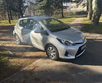 Autohuur Toyota Yaris 2017 in in Montenegro, met Hybride brandstof en 80 pk ➤ Vanaf 30 EUR per dag.