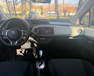 Vooraanzicht van een huurauto Toyota Yaris in Budva, Montenegro ✓ Auto #15235. ✓ Transmissie Automatisch TM ✓ 0 beoordelingen.