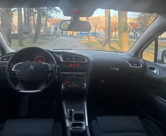 Vooraanzicht van een huurauto Citroen C4 in Budva, Montenegro ✓ Auto #15254. ✓ Transmissie Automatisch TM ✓ 0 beoordelingen.