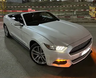 Vooraanzicht van een huurauto Ford Mustang Cabrio in Bakoe, Azerbeidzjan ✓ Auto #15245. ✓ Transmissie Automatisch TM ✓ 0 beoordelingen.