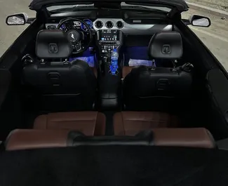 Ford Mustang Cabrio 2018 beschikbaar voor verhuur in Bakoe, met een kilometerlimiet van onbeperkt.