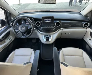 Diesel motor van 2,2L van Mercedes-Benz V-Class 2016 te huur in Bar.