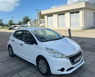 Vooraanzicht van een huurauto Peugeot 208 in Bar, Montenegro ✓ Auto #15200. ✓ Transmissie Handmatig TM ✓ 0 beoordelingen.