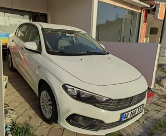 Vooraanzicht van een huurauto Fiat Egea in Fethiye, Turkije ✓ Auto #11778. ✓ Transmissie Handmatig TM ✓ 1 beoordelingen.