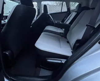 Interieur van Toyota Rav4 te huur in Georgië. Een geweldige auto met 4 zitplaatsen en een Automatisch transmissie.