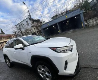 Vooraanzicht van een huurauto Toyota Rav4 in Koetaisi, Georgië ✓ Auto #15151. ✓ Transmissie Automatisch TM ✓ 0 beoordelingen.