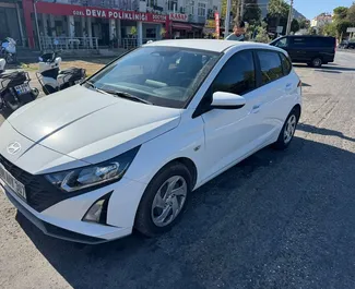 Vooraanzicht van een huurauto Hyundai i20 in Fethiye, Turkije ✓ Auto #11768. ✓ Transmissie Automatisch TM ✓ 5 beoordelingen.
