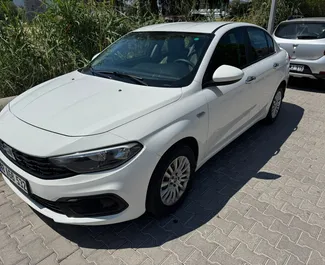 Vooraanzicht van een huurauto Fiat Egea in Fethiye, Turkije ✓ Auto #11756. ✓ Transmissie Handmatig TM ✓ 6 beoordelingen.