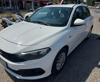 Vooraanzicht van een huurauto Fiat Egea in Fethiye, Turkije ✓ Auto #11780. ✓ Transmissie Handmatig TM ✓ 0 beoordelingen.