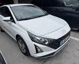 Vooraanzicht van een huurauto Hyundai i20 in Fethiye, Turkije ✓ Auto #11770. ✓ Transmissie Automatisch TM ✓ 0 beoordelingen.