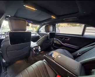 Benzine motor van L van Mercedes-Benz S-Class 2021 te huur Baku Luchthaven.