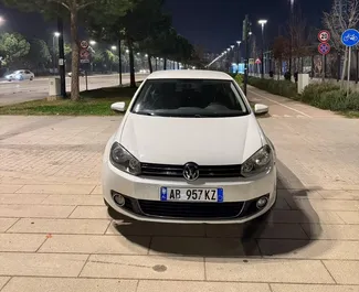 Vooraanzicht van een huurauto Volkswagen Golf 6 in Tirana, Albanië ✓ Auto #15188. ✓ Transmissie Handmatig TM ✓ 0 beoordelingen.