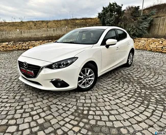 Vooraanzicht van een huurauto Mazda 3 op luchthaven Burgas, Bulgarije ✓ Auto #15215. ✓ Transmissie Automatisch TM ✓ 0 beoordelingen.