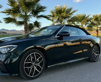 Benzine motor van 3,0L van Mercedes-Benz E-Class Cabrio 2023 te huur in Alicante.
