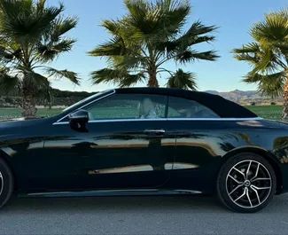 Mercedes-Benz E-Class Cabrio 2023 beschikbaar voor verhuur in Alicante, met een kilometerlimiet van 250 km/dag.