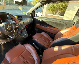 Interieur van Abarth 695 Cabrio te huur in Spanje. Een geweldige auto met 4 zitplaatsen en een Automatisch transmissie.