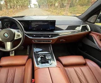 BMW X7 2025 beschikbaar voor verhuur in Alicante, met een kilometerlimiet van 250 km/dag.