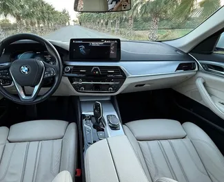 Interieur van BMW 530d te huur in Spanje. Een geweldige auto met 5 zitplaatsen en een Automatisch transmissie.
