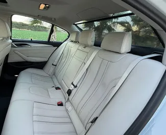 BMW 530d 2022 met Aandrijving op alle wielen systeem, beschikbaar in Alicante.