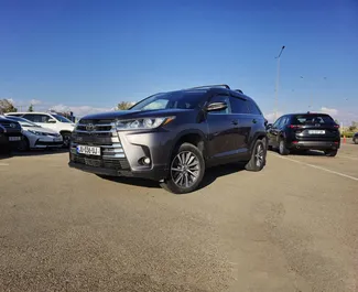 Vooraanzicht van een huurauto Toyota Highlander in Tbilisi, Georgië ✓ Auto #1248. ✓ Transmissie Automatisch TM ✓ 7 beoordelingen.