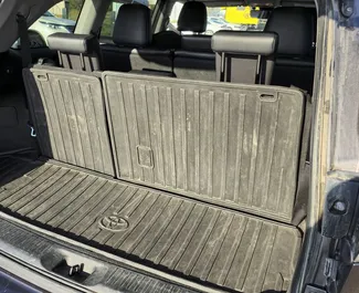 Huur een Toyota Highlander in Tbilisi Georgië