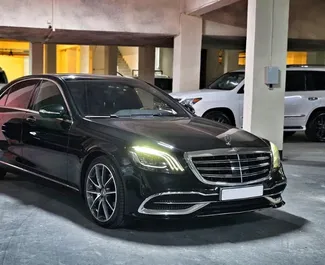 Vooraanzicht van een huurauto Mercedes-Benz S-Class in Bakoe, Azerbeidzjan ✓ Auto #11973. ✓ Transmissie Automatisch TM ✓ 0 beoordelingen.
