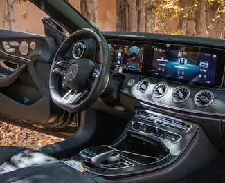 Mercedes-Benz E53 AMG 2024 beschikbaar voor verhuur in Dubai, met een kilometerlimiet van 250 km/dag.