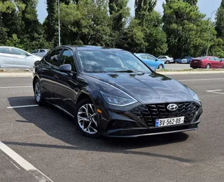 Vooraanzicht van een huurauto Hyundai Sonata in Koetaisi, Georgië ✓ Auto #14107. ✓ Transmissie Automatisch TM ✓ 0 beoordelingen.