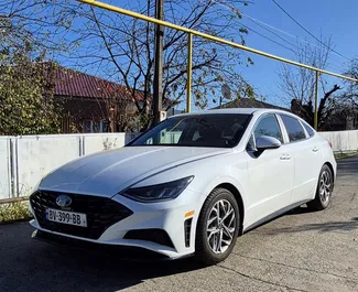 Vooraanzicht van een huurauto Hyundai Sonata in Koetaisi, Georgië ✓ Auto #14106. ✓ Transmissie Automatisch TM ✓ 0 beoordelingen.
