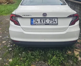 Vooraanzicht van een huurauto Fiat Egea Luchthaven Dalaman, Turkije ✓ Auto #15281. ✓ Transmissie Handmatig TM ✓ 0 beoordelingen.