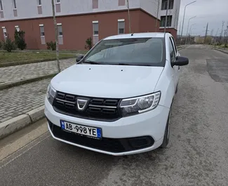 Vooraanzicht van een huurauto Dacia Sandero op de luchthaven van Tirana, Albanië ✓ Auto #15392. ✓ Transmissie Handmatig TM ✓ 0 beoordelingen.