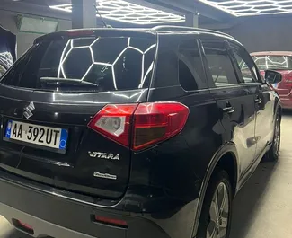 Vooraanzicht van een huurauto Suzuki Vitara op de luchthaven van Tirana, Albanië ✓ Auto #15261. ✓ Transmissie Handmatig TM ✓ 0 beoordelingen.