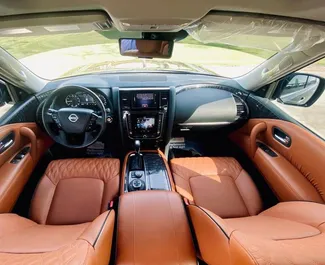 Benzine motor van 5,7L van Nissan Patrol 2024 te huur in Dubai.