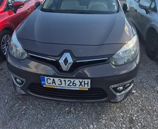 Vooraanzicht van een huurauto Renault Fluence op luchthaven Sofia, Bulgarije ✓ Auto #15397. ✓ Transmissie Handmatig TM ✓ 0 beoordelingen.