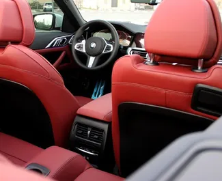 Benzine motor van L van BMW 420i Cabrio 2023 te huur in Dubai.