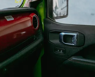 Jeep Wrangler Rubicon 2022 beschikbaar voor verhuur in Tbilisi, met een kilometerlimiet van onbeperkt.