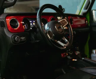 Interieur van Jeep Wrangler Rubicon te huur in Georgië. Een geweldige auto met 5 zitplaatsen en een Automatisch transmissie.