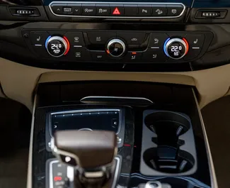 Benzine motor van 3,0L van Audi Q7 2018 te huur in Tbilisi.