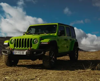 Vooraanzicht van een huurauto Jeep Wrangler Rubicon in Tbilisi, Georgië ✓ Auto #15337. ✓ Transmissie Automatisch TM ✓ 0 beoordelingen.