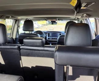 Toyota Highlander 2019 beschikbaar voor verhuur in Tbilisi, met een kilometerlimiet van onbeperkt.