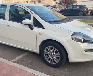 Vooraanzicht van een huurauto Fiat Punto in Benalmadena, Spanje ✓ Auto #15294. ✓ Transmissie Handmatig TM ✓ 0 beoordelingen.