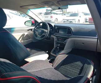 Benzine motor van 2,0L van Hyundai Elantra 2018 te huur in Bakoe.