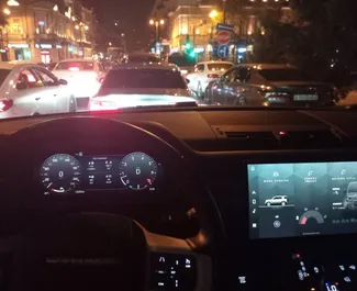 Benzine motor van 2,0L van Land Rover Defender 2023 te huur in Bakoe.