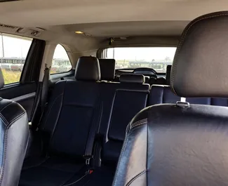 Interieur van Toyota Highlander te huur in Georgië. Een geweldige auto met 7 zitplaatsen en een Automatisch transmissie.